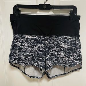 Lululemon 🖤 black & white print lined running athletic shorts